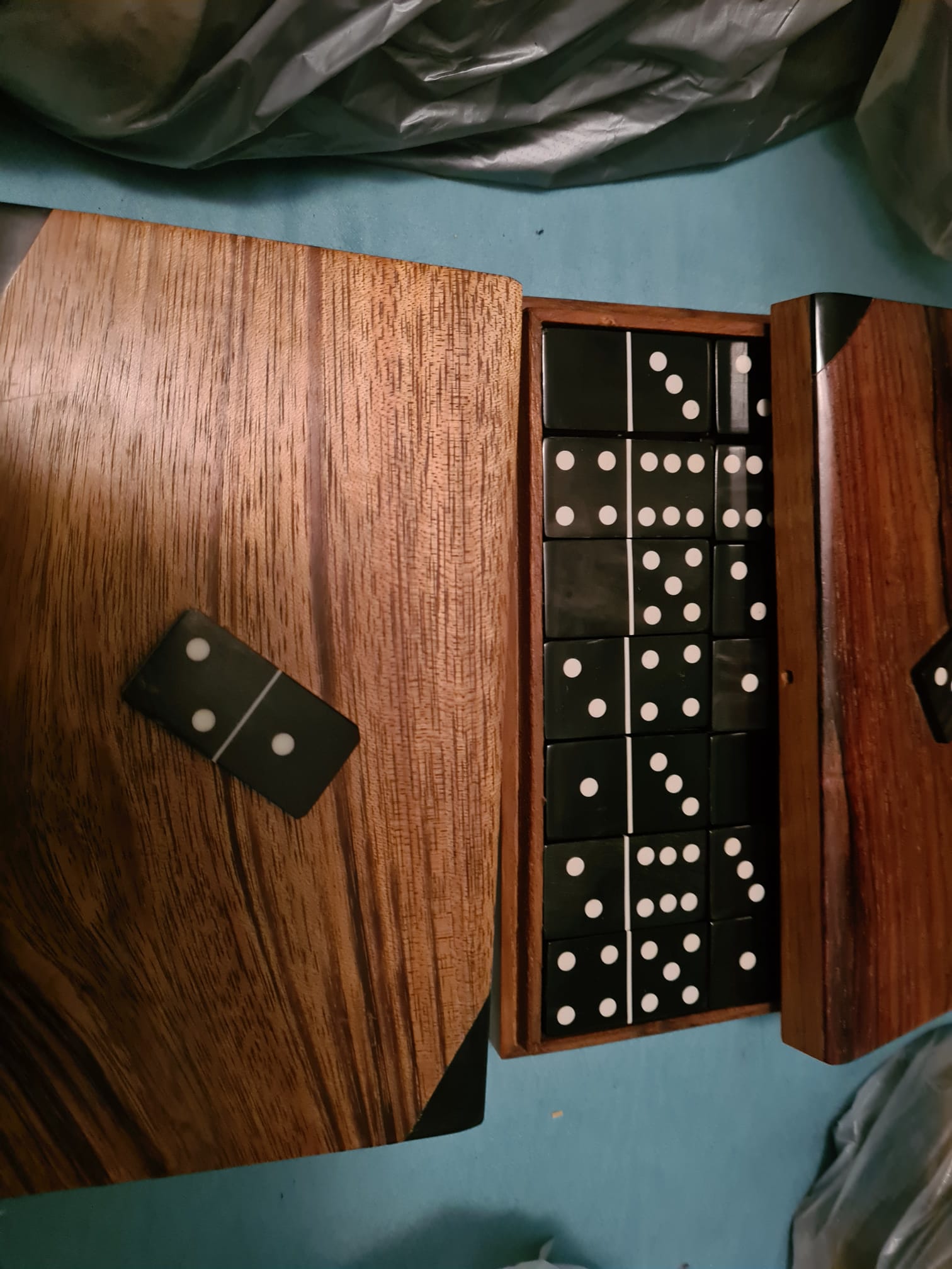 Dominos en corne de zébu avec boîte en bois