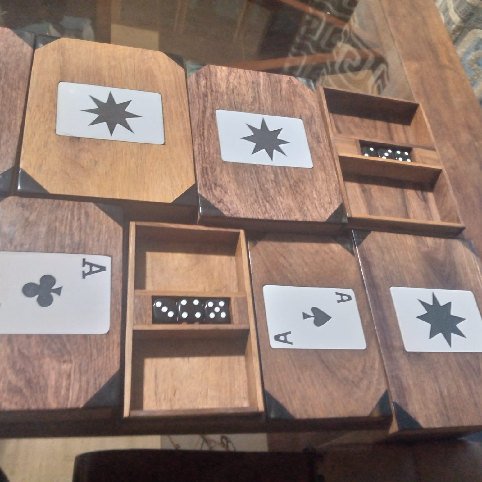 Jeu de cartes en corne de zébu avec une boîte en bois