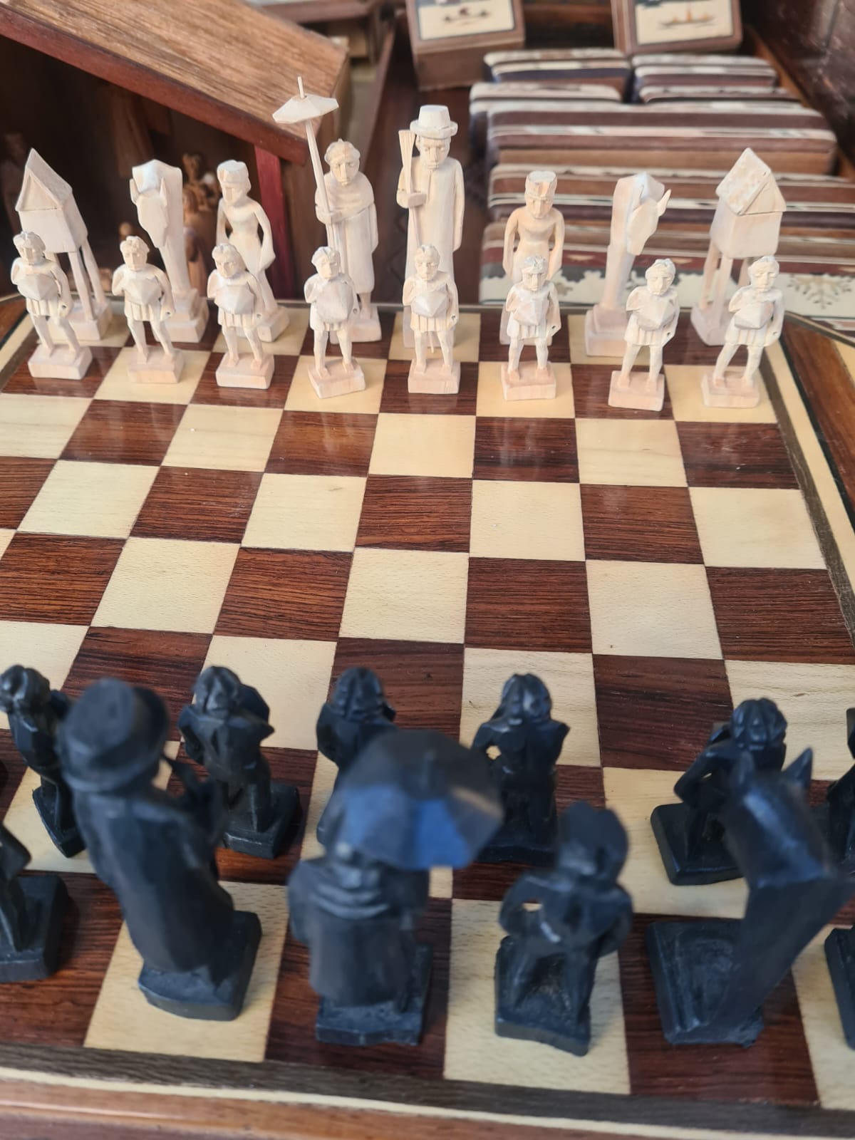  Jeu d'échecs en bois et corne